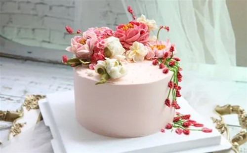 如何给蛋糕裱花的花瓣上色呢？
